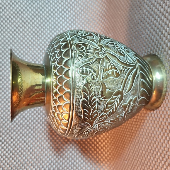 Brass Ornate Hammered Vase Repousse Flowers Leaves White Accent Vintage - Picture 3 of 5